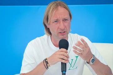 Воронежская фигуристка Костылева перестала тренироваться у Плющенко 21 декабря 2 кратный Олимпийский чемпион Евгений Плющенко сообщил о решении прекратить сотрудничество с воронежской спортсменкой Еленой Костылевой Наш путь с Леной к сожалению на данный момент закончился написал в своем телеграм канале именитый спортсмен  Разрыв отношений подтвердила мать фигуристки Ирина Костылева Моя дочь больше не работает с Евгением Плющенко Окончательно На его программах Лены больше не будет В разговоре с КП Ирина Костылева добавила что ее дочь второй день работает с другим тренером При этом не уточнила с каким именно   Напомним что Плющенко и Костылева старшая конфликтовали не первый месяц Впрочем несмотря на смену тренера Костылева продолжит тренироваться в подмосковном училище Олимпийского резерва 1