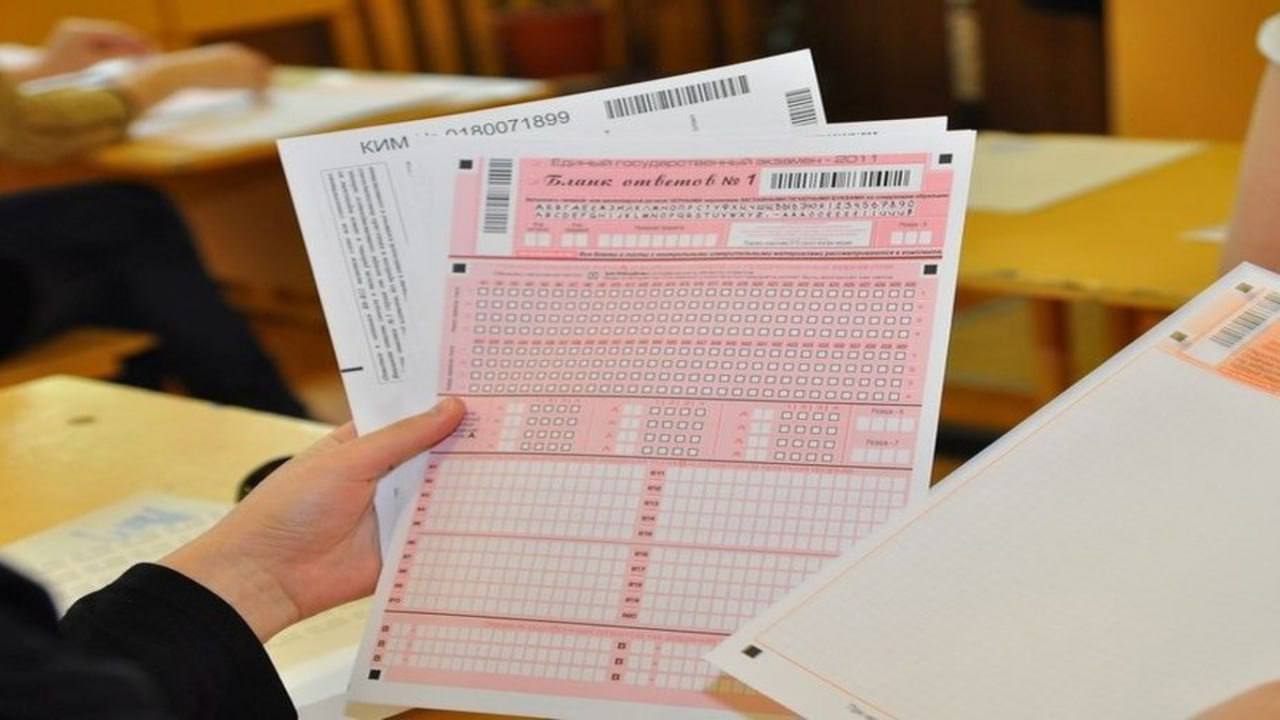 Выпускники из Курска получили высшие баллы на ЕГЭ по информатике и английскому языку Стали известны результаты последних единых государственных экзаменов. — Два школьника из числа участников, которые сдавали экзамены на территории Курской области, набрали наивысший балл. Выпускник школы №61 города Курска получил 100 баллов по информатике, а ученик школы №43 города Курска – по английскому языку, — рассказали в Правительстве региона. Вести-Курск. Только проверенная информация Прислать новость