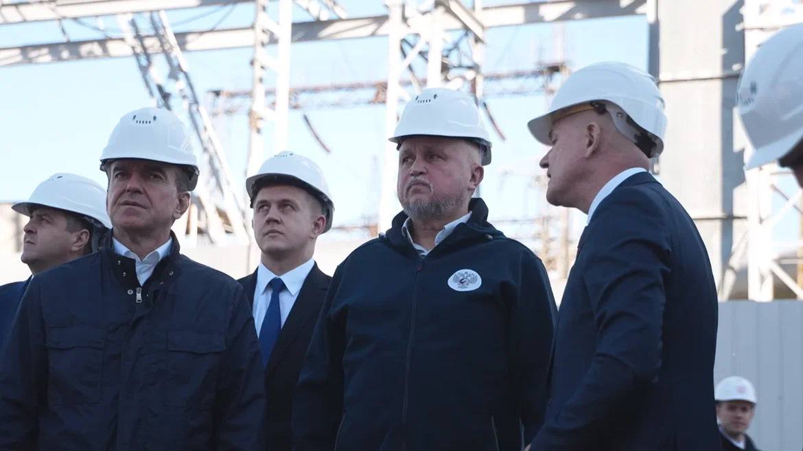 Потребление электричества на Кубани достигло исторического максимума 6547 МВт за месяц Такие цифры зафиксировали в июле этого года Сегодня губернатор региона и министр энергетики России обсудили проблему нехватки электричества Край быстро растёт сюда переезжают люди и приходят новые инвестиции Из за этого электричества стало не хватать Около 200 новых проектов не могут начаться из за дефицита мощностей Запланировано строительство более 2 гигаватт энергетических мощностей и порядка 250 мегаватт накопителей заявил Кондратьев Министр также отметил что аварий на энергообъектах в регионе стало меньше   Быть в курсе Мы в MAX