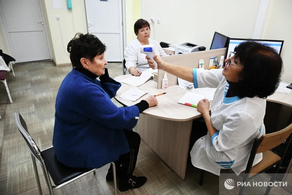 В России будут иначе начислять зарплаты работников сферы здравоохранения Правительство рекомендовало усовершенствовать систему так чтобы доля оклада в структуре дохода составляла минимум 50 и это без учета компенсационных выплат При этом уровень зарплаты должен сохраниться на уровне не ниже прошлого года Подписаться на РИА Новости