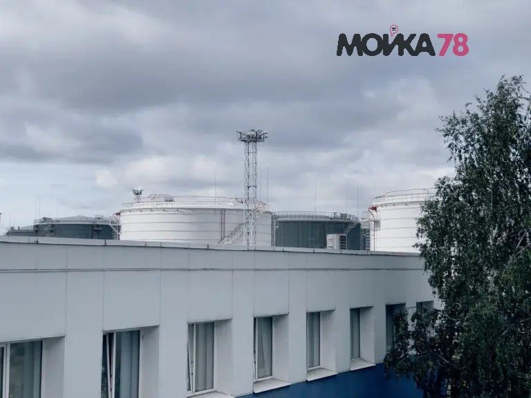 Закон окончательно вернул Петербургский нефтяной терминал в российскую юрисдикцию.  После нескольких лет судебных баталий с кипрской Tujunga, за которой стояли граждане стран НАТО, апелляция полностью исключила иностранную компанию из числа акционеров АО «ПНТ».  Что произошло: часть пакета акций уже в июле перешла государству, теперь остатки — на счет самого ПНТ. Исков, чтобы затормозить любые решения совета директоров, за это время хватило на целую пьесу, но финальная точка поставлена: ни одна из попыток зарубежных владельцев заблокировать работу предприятия не сработала. Фемида последовательно отклоняла требования иностранцев.  В январе 2025-го прокуратура потребовала изъять весь пакет кипрского акционера. Апелляция неожиданно вернула часть, но Генпрокуратура настояла: в структуре собственников компании, стратегически важной для Петербурга, им делать нечего.  Итог: попытки торпедировать модернизацию и блокировать работу ПНТ закончились — теперь ни один иностранный совладелец не сможет тормозить инфраструктуру города под предлогом «международного права». Деньги за изъятые акции переведут на спецсчёт, но контроль окончательно уходит из офшорных рук.  Петербургская версия справедливости: когда экономические фронты становятся такими же принципиальными, как оборона города.