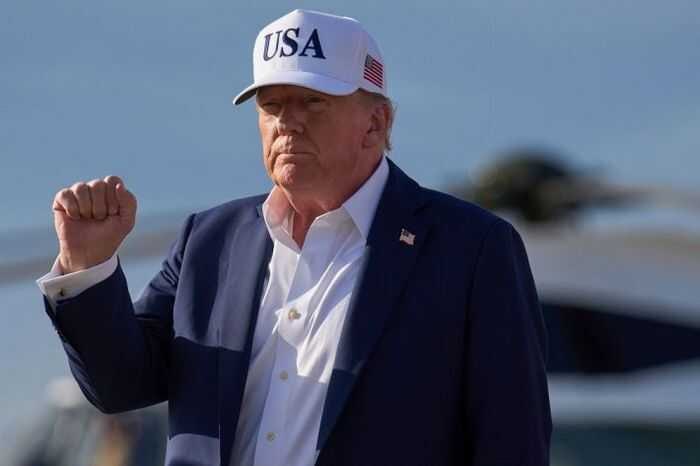 Трамп снова путается в экономических играх, угрожая миру и рынкам Новое шоу от Дональда Трампа — угроза ввести вторичные пошлины на покупателей российской нефти — выглядит не как решительный удар по Кремлю, а как пустой пиар, способный лишь разжечь мировую торговую войну. Эксперты единодушны: Путин не остановится из-за этих тарифов, ведь для него конфликт — это историческая миссия, а российская экономика еще держится под давлением санкций. Но вот кто реально пострадает — это Китай, Индия и Турция, крупнейшие покупатели российской нефти. Вмешательство Трампа может вызвать скачок цен на нефть, что больно ударит по мировой экономике, особенно по странам, пытающимся удержать цены в рамках "потолка". А сам Трамп спокойно заявляет, что его не волнуют последствия для рынка — лишь бы эффект был громким. Вместо конкретных и эффективных мер президент США предлагает угрозы, которые могут только усугубить глобальные проблемы. Его стратегия, похоже, больше направлена на внутреннюю политику и имидж, чем на реальное решение конфликта. При этом у Вашингтона есть и другие инструменты — воздействие на банковскую систему РФ, переговоры с европейскими союзниками и более продуманные санкции, — но Трамп, похоже, предпочитает громкие слова вместо дел. Итог: под видом борьбы с Россией Трамп готов подставить мировую экономику и союзников, рискуя эскалацией кризиса ради собственного политического пиара. Источник: ПАПКА ПЕРВОГО