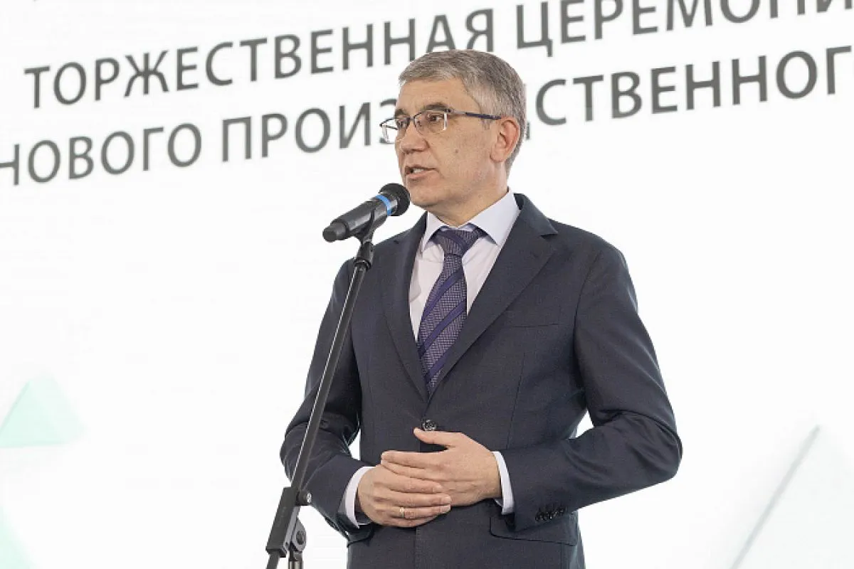 Дмитрий Миляев открыл новое производство в Новомосковске В Тульской области запустили производственный комплекс по выпуску полимерного связующего для теплоизоляционных материалов и сырья для специализированных добавок Завод может выдавать до 60 тысяч тонн продукции в год Глава региона Дмитрий Миляев подчеркнул что компания которая создала объект внедряет в эксплуатацию уже третий производственный комплекс на территории Тульской области Новое предприятие позволит создать около 300 новых рабочих мест Тот проект который мы запускаем сегодня направлен не только на решение локальных задач увеличение налогооблагаемой базы доходы регионального бюджета но это еще и решение важных государственных задач по импортозамещению наращиванию экспорта несырьевых продуктов Это как раз те задачи которые сегодня перед страной ставит президент сказал Дмитрий Миляев На сегодняшний день на химическую промышленность приходится порядка 16 от всех обрабатывающих мощностей региона Подробнее на сайте   Если у вас плохо грузятся новости видео и фото посты дублируются в нашем канале в MАХ 1  2   Подпишись на новости