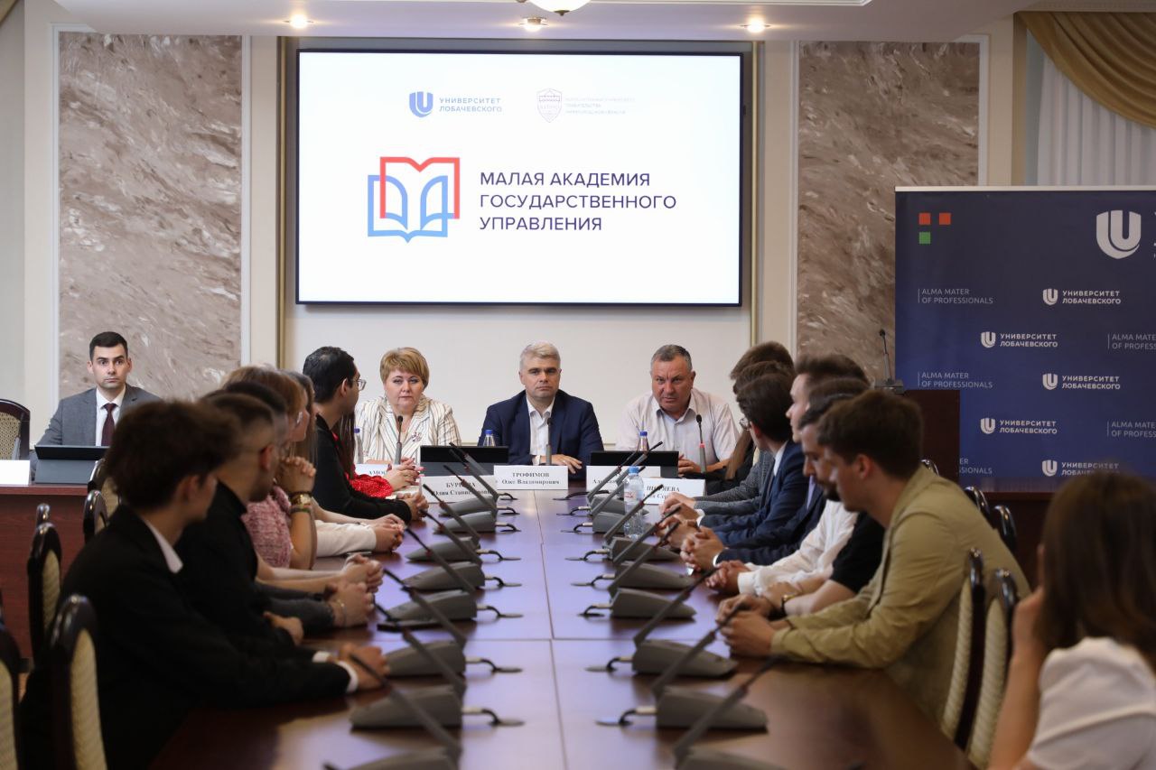 Новый сезон обучения государственному и муниципальному управлению стартовал в МАГУ ННГУ     Конкурсный отбор прошел 21 студент из восьми нижегородских вузов.  В мотивационных письмах участники конкурсного отбора предложили свое видение развития Нижегородской области. Эксперты отдельно отметили проекты:   Алексея Рогонова по созданию цифровой платформы «Социальный навигатор»,   Кирилла Смирнова по сохранению и популяризации народных художественных промыслов,   Степана Белецкого – о льготной аренде жилья молодым семьям.    Слушателей ждут лекции от ведущих преподавателей и первых лиц региона, а также активная работа на социально значимыми проектами.   МАГУ начала свою работу на базе нашего вуза в 2006 году с целью подготовки молодых лидеров для экономики и социальной сферы региона по инициативе Полпреда в ПФО и курируется Главным федеральным инспектором по Нижегородской области.   Уже второй год программа реализуется ННГУ совместно с Корпоративным университетом правительства Нижегородской области  КУПНО .