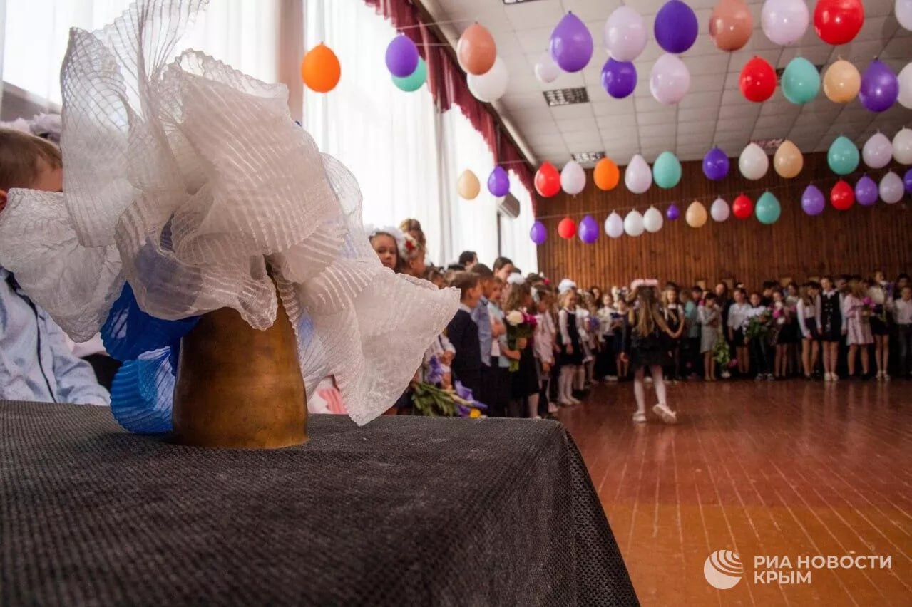 Последний звонок в российских школах в 2026 году пройдет 26 мая а выпускные вечера 27 июня Соответствующие рекомендации дало Минпросвещение России В программу последних звонков и выпускных вечеров предлагается включить выступления родителей учащихся в том числе удостоенных государственных наград и участников специальной военной операции говорится в сообщении 0 Подписаться на РИА Новости Крым в Telegram MAX VK