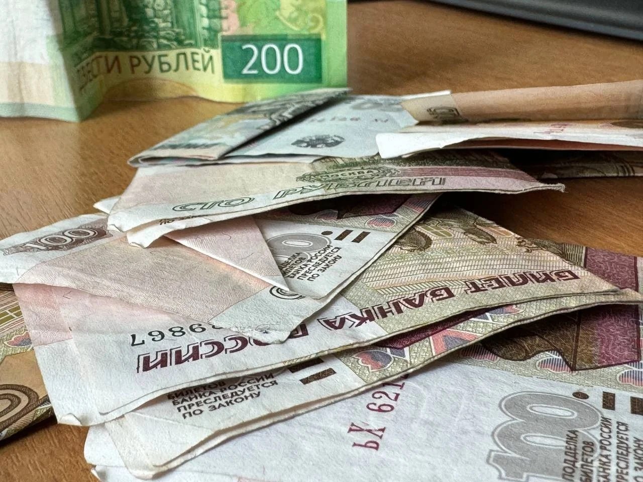 Газовики Дагестана местному жителю по ошибке приписали долг в 200 тысяч рублей Государственная жилищная инспекция ГЖИ Республики Дагестан выявила крупное нарушение при начислениях за газ жителю села Сулевкент Хасавюртовского района После проверки ему была списана задолженность на сумму 196 тысяч 600 рублей Поводом для внеплановой проверки послужило обращение самого жителя усомнившегося в правильности начислений В ходе проверки инспекторы установили что абоненту необоснованно и неоднократно завышались объемы потребленного природного газа что привело к значительной переплате ГЖИ Дагестана выдала предписание поставщику об устранении нарушения По итогам проведенного перерасчета в пользу жителя была полностью списана ошибочно начисленная сумма