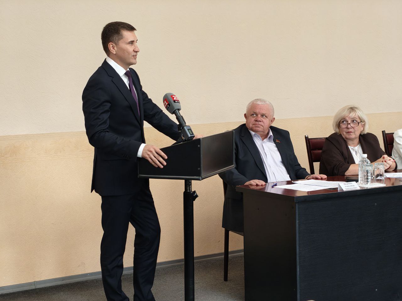Мэр Биробиджана Максим Семёнов ушёл в отставку Сегодня мэр Биробиджана Максим Семёнов сложил полномочия градоначальника Буквально несколько минут назад городская единогласно Дума Биробиджана приняла его отставку Напомним до февраля 2022 года он руководил Биробиджанским районом ЕАО а 1 марта 2022 года он официально вступил в должность мэра Биробиджана Подробнее читайте по ссылке   riabir ru 468211