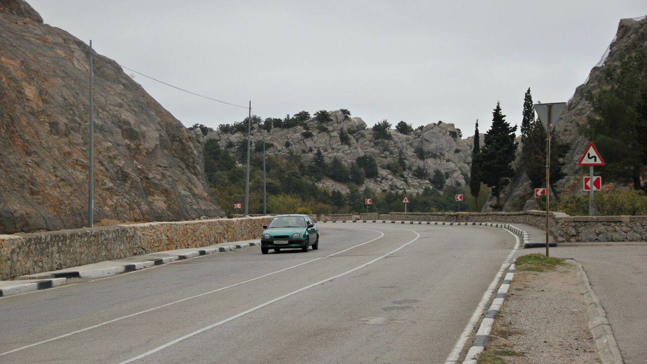 Капитальный ремонт автомобильной трассы между Алуштой и Ялтой завершат в 2026 году.   Об этом РИА Новости Крым сообщили в "Службе автомобильных дорог".  "Строительная готовность объекта – 35%", - отметили в ответе на запрос редакции.  Как отметили в "Службе капитальных дорог", несмотря на межсезонье, работы ведутся активно, а на строительстве объекта в настоящий момент задействовано 159 человек и 41 единиц техники.   Общая протяженность ремонтируемых участков – более 23 километров.