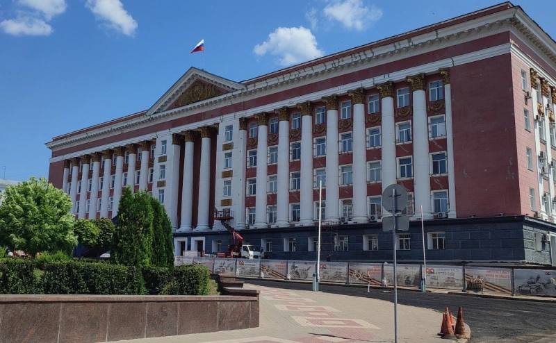 Курская область увеличила финансирование нацпроектов в 2025 году В 2025 году Курская область направит 15,3 млрд руб. на реализацию национальных проектов, что на 2,2 млрд руб. больше, чем годом ранее. Об этом заявил врио губернатора региона Александр Хинштейн по итогам заседания совета по стратегическому развитию. Основной объем средств пойдет на ремонт дорог, развитие образования, социальной сферы, модернизацию коммунальной инфраструктуры и строительство. По данным за первое полугодие, уровень исполнения по нацпроектам составил 97,34%, при этом шесть проектов завершены.
