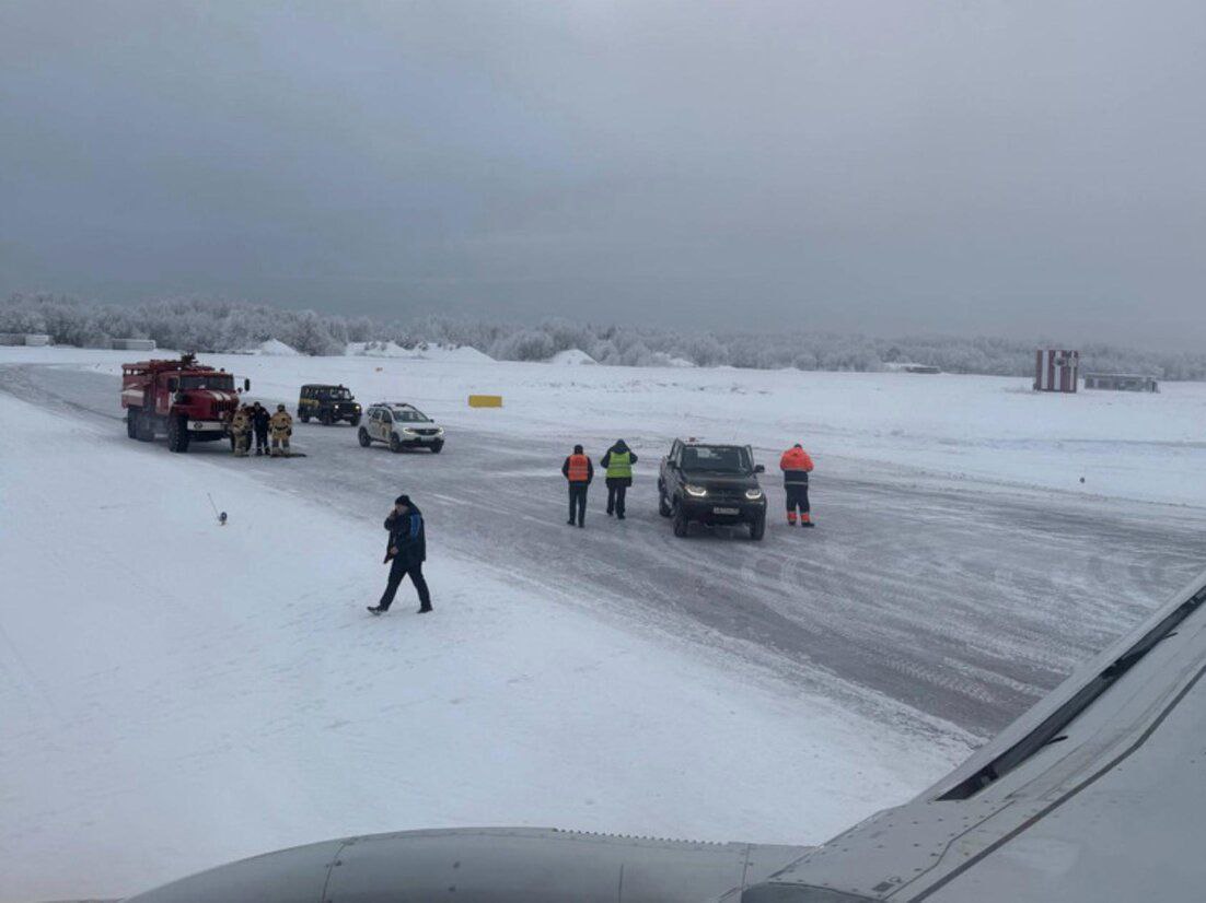 В аэропорту Архангельска Sukhoi Superjet 100 авиакомпании Россия рейс SU 6305 из Санкт Петербурга выкатился за пределы взлётно посадочной полосы при посадке накренившись на бок Пассажиров эвакуировали по авиатрапу без пострадавших на месте работают экстренные службы Последующий рейс перенаправили на запасной аэродром в Мурманске