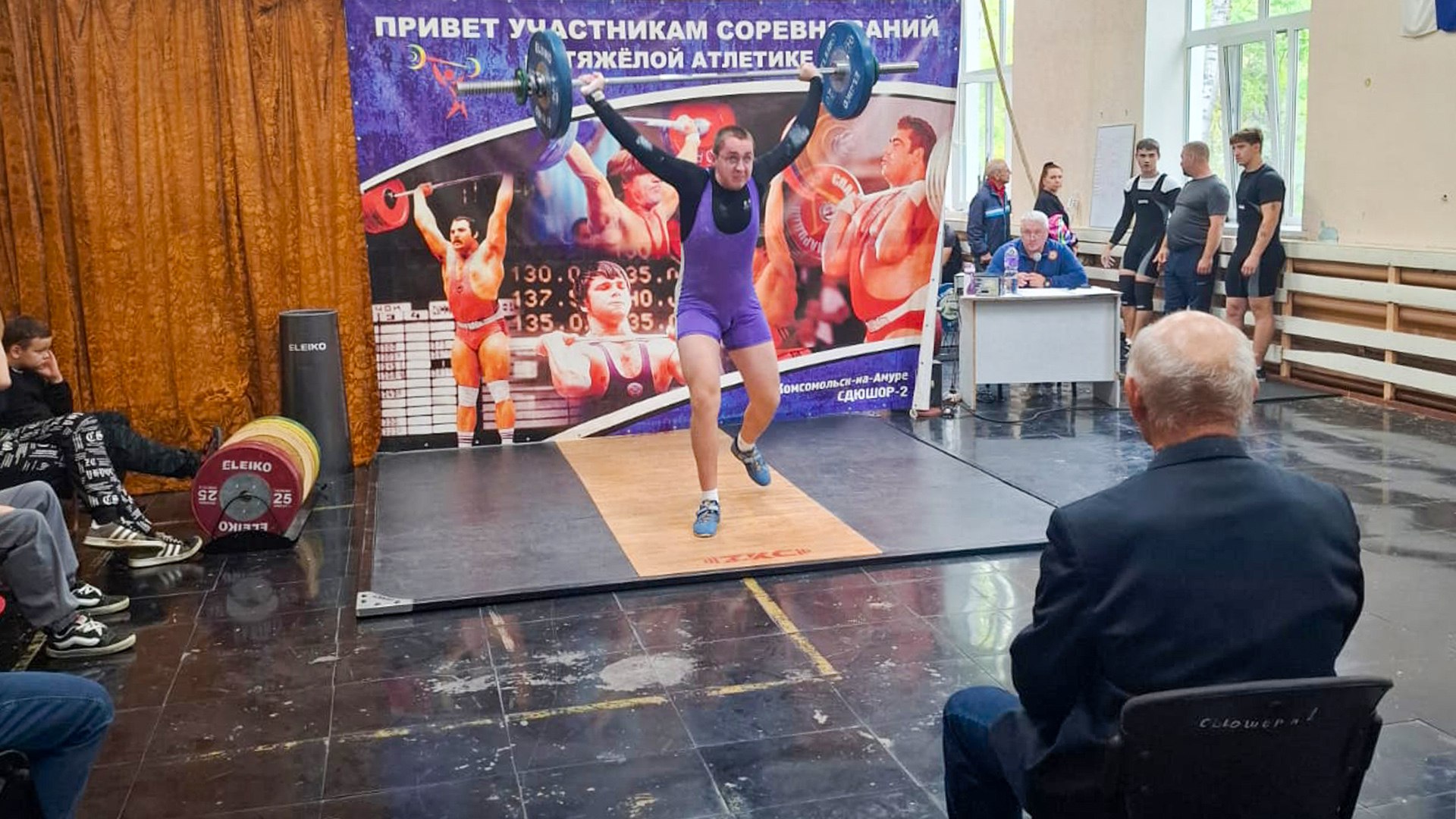 Комсомольчане стали победителями Кубка и первенства края по тяжёлой атлетике 3 и 4 октября в зале тяжёлой атлетики Атлант проходили первенство и Кубок Хабаровского края по тяжёлой атлетике Отличные результаты на соревнованиях показали спортсмены комсомольской СШОР 1 Команда Комсомольска на Амуре и в первенстве и в Кубке заняла 1 место В первенстве победителями в своих весовых категориях стали Никита Рябуха Алексей Ширяев Марк Гамза Кира Мацко Александр Гоголев Кристина Новокрещенова Арсений Шугай Дмитрий Чайковский Никита Шелехов и Арсений Новопашин Также в копилке комсомольчан есть вторые и третьи места Подготовили спортсменов тренеры Евгений Штанько и Сергей Аксютин В Кубке Хабаровского края первое место в весе до 109 кг занял Олен Волков мастер спорта международного класса по тяжёлой атлетике В категории до 59 кг победила мастер спорта Юлия Полянова а в категории до 102 кг Георгий Василюк также мастер спорта И Александр Попеляев стал первым в весе до 89 кг Тренер спортсменов Константин Смолоногин