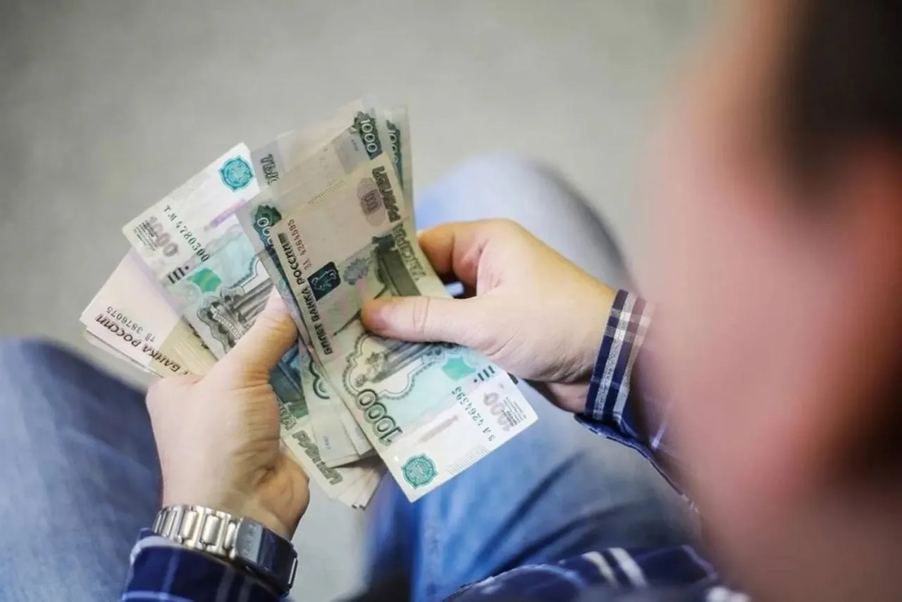 Миронов предложил установить МРОТ не менее 60 тысяч рублей Лидер партии Справедливая Россия Сергей Миронов заявил что минимальный размер оплаты труда необходимо поднять до 60 тысяч рублей Сегодня официальный МРОТ в стране составляет чуть выше 27 тысяч рублей Своё предложение он озвучил на традиционной маёвке партии 1 мая По мнению Миронова также следует законодательно закрепить норму о минимальной почасовой оплате труда Он подчеркнул что защита прав трудящихся остаётся одним из ключевых приоритетов партии Политик также напомнил что в сентябре 2026 года пройдут выборы депутатов Госдумы 9 го созыва Справедливая Россия намерена показать на них хороший результат МРОТ величина ниже которой работодатель не может платить сотруднику отработавшему полную месячную норму Это право гарантировано Конституцией РФ Подробнее   Подпишись на MASHNEWS в МАХ