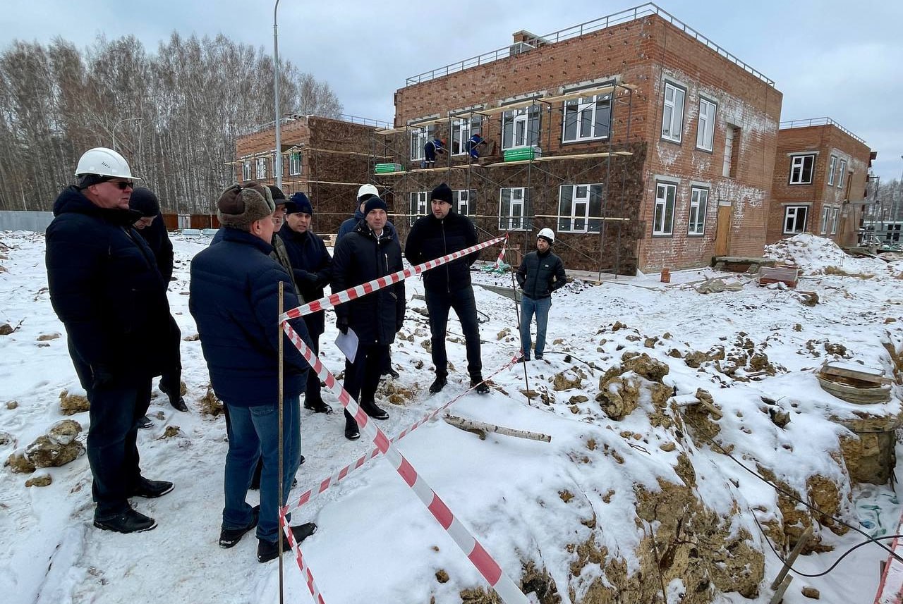 Алексей Лошкин потребовал ускориться со строительством детского сада в Парковом   Врио мэра сообщил в своем телеграм-канале, что из-за проблем с третьими лицами срок контракта продлят, а детский сад откроют позже, чем планировали изначально.   От подрядчика он потребовал максимально быстро решить все проблемы и пообещал оказать всю необходимую помощь.     / Прислать новость