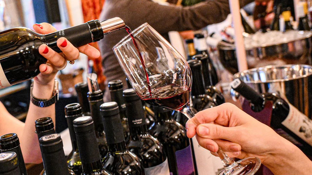 Цены на хорошее российское вино в магазинах начинаются от 600 800 рублей рассказал РИА Новости член корреспондент РАН Александр Панасюк Он добавил что можно найти и дешевле но главное обращать внимание на производителя Подписаться на РИА Новости экономика Все наши каналы