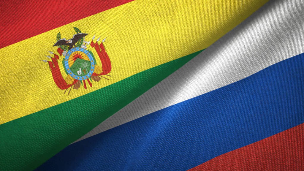 Россия построит завод на крупнейшем в мире месторождении лития в Боливии, — Unitel   Парламентская комиссия Боливии одобрила контракт между Росатомом и госкомпанией Боливии YLB на строительство завода по производству карбоната лития, — констатирует боливийский Unitel   970 млн долларов — планируемые инвестиции в новое предприятие   Завод будет построен на знаменитом солончаке Уюни — самом большом в мире месторождении лития. Росатом намерен запустить первую очередь завода уже в этом году, нарастив в дальнейшем мощность до 14 тыс. тонн карбоната лития в год  «КРИСТАЛЛ РОСТА» ранее информировал, что по данным американского Responsible Statecraft США озабочены углубляющимся сотрудничеством России со странами Латинской Америки