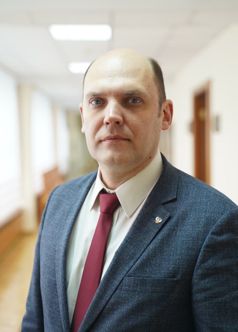 Экс директор управления капстроительства Новосибирской области стал главным по строительству в Томской области Бывший директор госучреждения Управления капитального строительства правительства Новосибирской области Александр Колмаков назначен главой департамента строительства Томской области В 2025 м он устроился туда заместителем руководителя а теперь возглавил подразделение Александр Колмаков родился в 1984 году в Новосибирске Окончил Новосибирский государственный архитектурно строительный университет Работал в управления строительства и инженерного обеспечения мэрии Новосибирска в 2021 м его сделали главой администрации Октябрьского района города В 2024 м Колмакова назначили директором областного управления капстроительства через которое проходят крупнейшие госзакупки на возведение социальных объектов Но уже в 2025 м чиновник перебрался в Томск вслед за бывшим главой строительного департамента мэрии Новосибирска Алексеем Кондратьевым который устроился замом томского губернатора Подписаться Прислать новость Помочь бустами