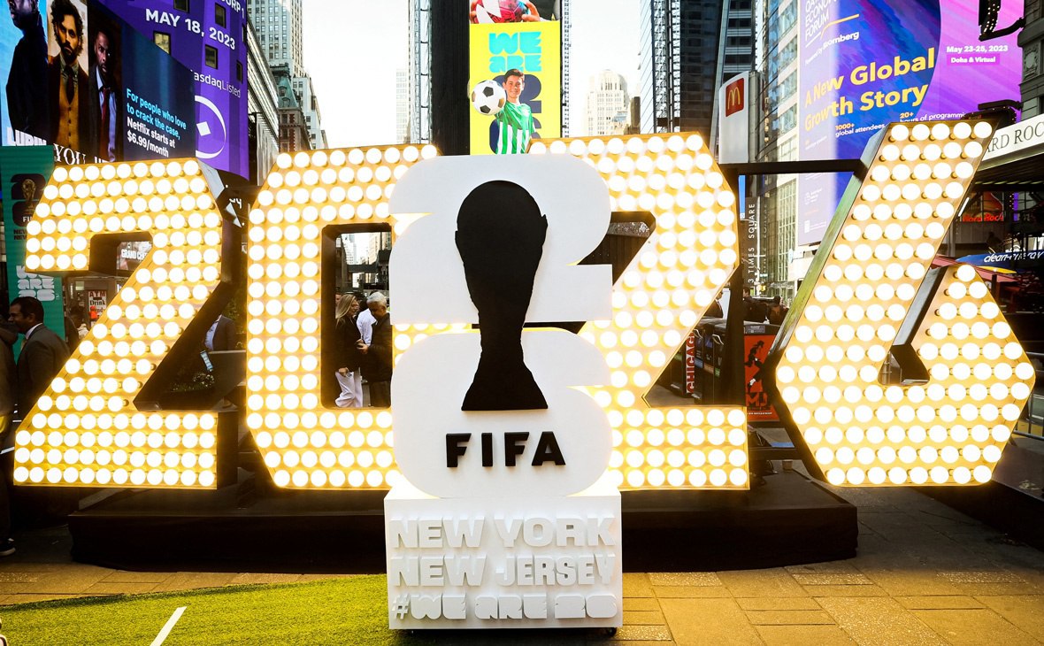 Иран бойкотирует жеребьевку ЧМ 2026 Иран отказался участвовать в жеребьевке чемпионата мира по футболу 2026 года из за отказа США выдать визы нескольким членам иранской делегации Мероприятие пройдет 5 декабря в Вашингтоне Отказ виз затронул и президента Федерации футбола Ирана Мехди Таджу Несмотря на это сборная Ирана продолжит участвовать в турнире который пройдет в США Мексике и Канаде К сожалению история участия команды на ЧМ пока не отмечена победами в плей офф