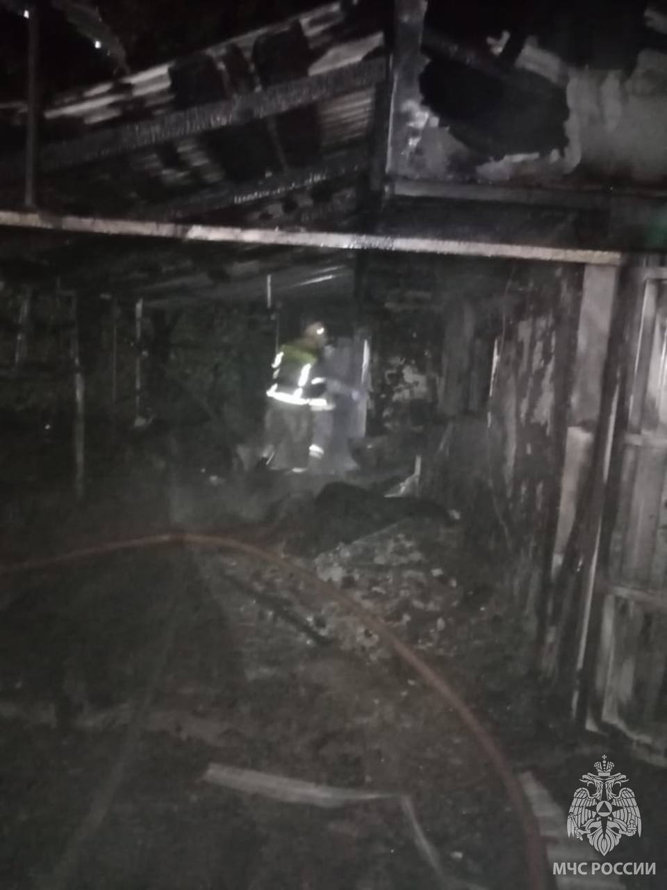 В Кувандыке на пожаре пострадал ребенок Горела кровля бани. В ликвидации возгорания на площади 38 квадратных метров участвовали 9 специалистов МЧС России и 3 единиц техники. В результате пожара пострадал 14-летний ребенок. Предварительно установлено, что он получил ожог при неосторожном обращении с огнем. Главное управления МЧС России по Оренбургской области напоминает: проверяй печь и дымоход на наличие трещин, в случае их обнаружения - устрани выявленные повреждения; не реже одного раза в три месяца проводи очистку дымохода; не оставляй топящиеся печи без контроля или под присмотром детей; не применяй для розжига печей горючие и легковоспламеняющиеся жидкости. Ваша безопасность – ваша ответственность! #МЧС #безопасность #риски