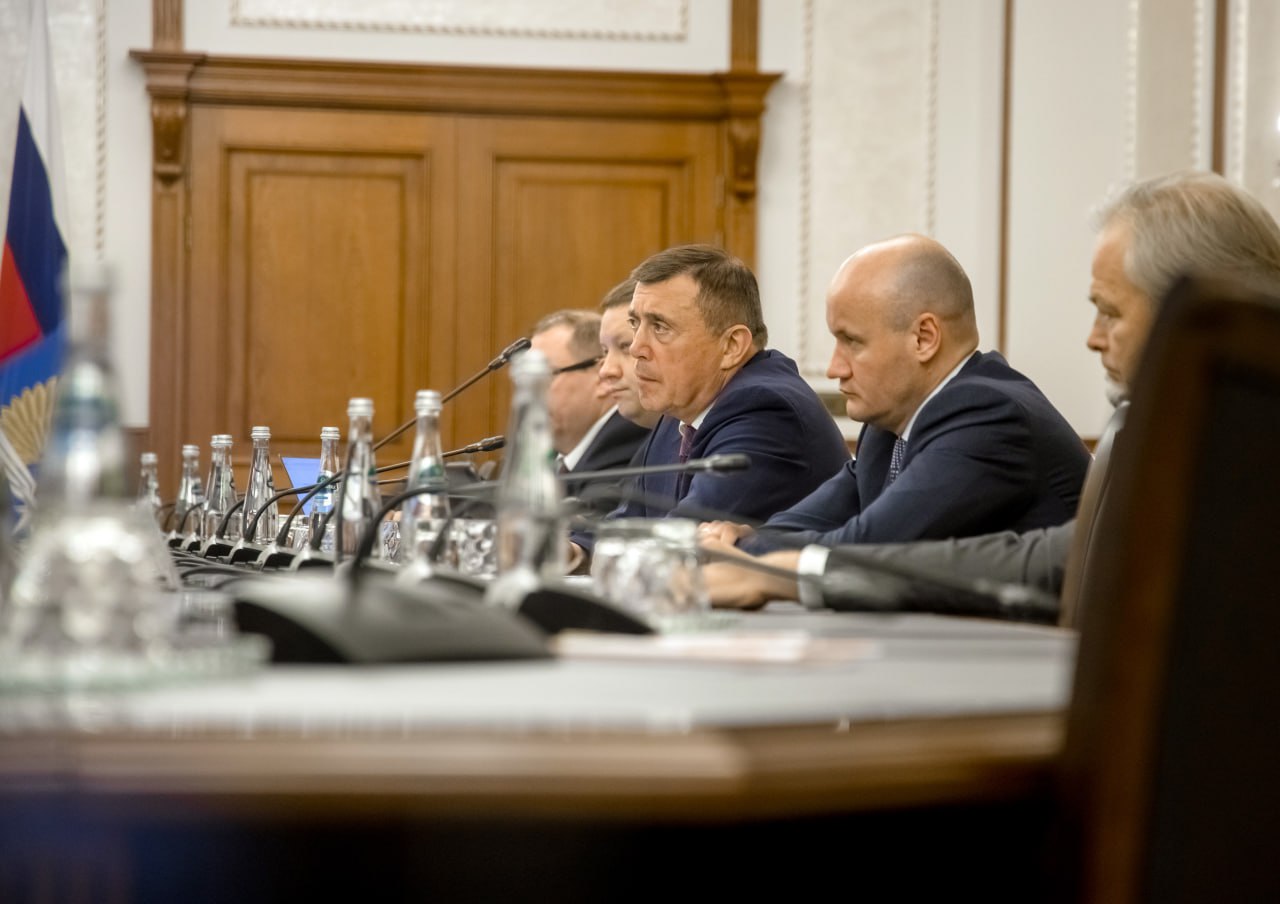 Транспортная доступность Сахалинской области — на контроле Минтранса России Глава ведомства Андрей Никитин провел рабочую встречу с губернатором региона Валерием Лимаренко. Особое внимание уделили модернизации паромной переправы «Ванино–Холмск» — главной линии, связывающей остров с большой землей. В порту Холмск по нацпроекту «Эффективная транспортная система» реконструируем береговые сооружения, включая причалы, пассажирский трап и пункт управления. За первое полугодие 2025 года на паромной линии перевезено почти 10 тыс. пассажиров и около 637 тыс. тонн грузов, включая свыше 6 тыс. машин. Обсудили варианты софинансирования затрат на перевозку — коллеги из Сахалинской области представят доработанные предложения. По поручению Президента наращиваем мощности Корсаковского порта. Это стратегически важный объект для области и всего Дальнего Востока: после модернизации «Рыбный порт» сможет принимать грузовые суда с увеличенной осадкой, увеличив оборот до 4 млн тонн. Затронули и тему дорожного хозяйства. По нацпроекту «Инфраструктура для жизни» ведется строительство обхода Южно-Сахалинска общей протяженностью около 23,7 км. Проект реализуется в несколько этапов, окажем региону необходимую федеральную поддержку. #регионы #этс #идж Написать нам