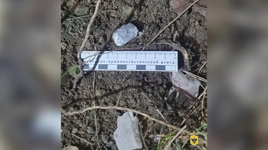 В Херсонской области у пассажира рейсового автобуса полицейские изъяли смесь гашиша и синтетики В Геническом округе Херсонской области в районе посёлка городского типа Партизаны полицейские совместно с коллегами из военной комендатуры остановили рейсовый автобус Во время проведения личного досмотра у 37 летнего пассажира жителя Красноярского края стражи правопорядка обнаружили полиэтиленовый пакет с порошкообразным веществом предположительно являющимся смесью гашиша и синтетического наркотика Кроме того оперативники изъяли у мужчины мобильный телефон в котором полицейские обнаружили заметки с координатами и описанием мест нахождения так называемых закладок с наркотическими веществами оборудованных в соседнем регионе Сотрудники Управления по контролю за оборотом наркотиков ГУ МВД России по Херсонской области выехали в соседнюю область где выявили 4 тайника которые успел обустроить сбытчик до поимки Исследование показало что их содержимое мефедрон Задержанный пояснил стражам правопорядка что распространением наркотиков он занимался по инструкции кураторов теневого интернет магазина В отношении подозреваемого следователем Отдела МВД России Генический возбуждено уголовное дело по признакам преступления предусмотренного ч 3 ст 30 п г ч 4 ст 228 1 Уголовного кодекса Российской Федерации Ему избрана мера пресечения в виде заключения под стражу mvdmedia ru zterritory v khersonskoy oblasti u passazhira reysovogo avtobusa politseyskie izyali smes gashisha i sintetiki Происшествия