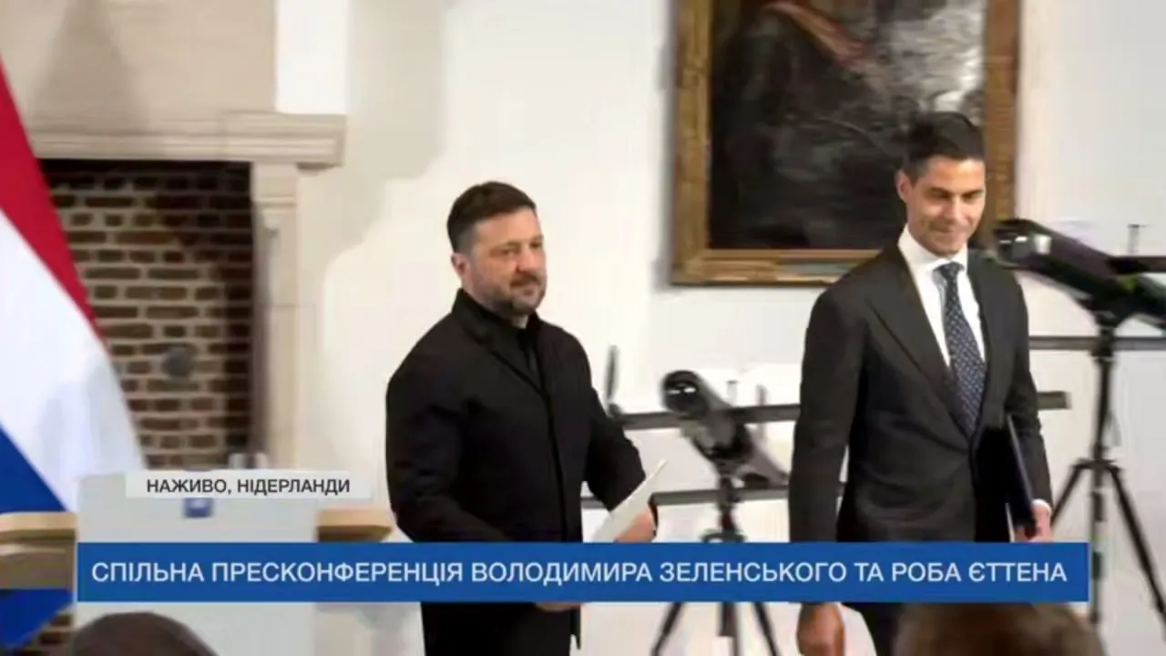 Переводчик с английского на украинский язык выругался матом после пресс конференции Зеленского и премьера Нидерландов Роба Йеттена Трансляция мероприятия велась в YouTube канале офиса Зеленского Позднее запись отредактировали убрав последнее высказывание синхрониста Когда спикеры закончили говорить переводчики не смогли сдержать эмоции Господи Иисусе тяжело вздыхает на английском женский голос за кадром Да вторит ей мужчина Такой пресс конференции еще не было у меня Читать нас в MAX