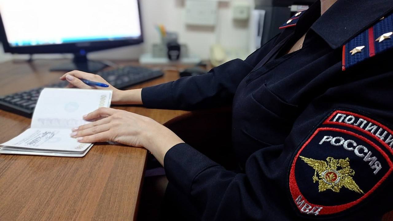 В Приморье женщина фиктивно прописала в своей квартире иностранца — теперь ей грозит штраф до 500 тысяч рублей или 3 года тюрьмы В Пограничном районе сотрудники полиции выявили факт фиктивной постановки на учет иностранных граждан. Установлено, что в собственности у 39 – летней местной жительницы находится квартира в селе Нестеровка. Собственница осуществила фиктивную постановку на учет иностранного граждан без фактического предоставления ему жилого помещения для проживания. По данному факту возбуждено уголовное дело по статье 322.3 УК РФ фиктивная постановка на учет иностранного гражданина по месту пребывания в Российской Федерации . В отделе полиции подозреваемая дала признательные показания, пояснив, что таким образом решила помочь своему знакомому - иностранному гражданину, который попросил ее зарегистрировать, в принадлежащей ей квартире. Она достоверно знала, что иностранец по месту регистрации проживать не будет, так как фактически проживал по другому адресу. Фиктивная постановка на миграционный учет по месту пребывания в жилом помещении влечет уголовную ответственность в соответствии со статьями 322.2 и 322.3 УК РФ, максимальная санкция предусматривает наказание от штрафа в размере до 500 тысяч рублей до лишения свободы на срок до трех лет. Админу