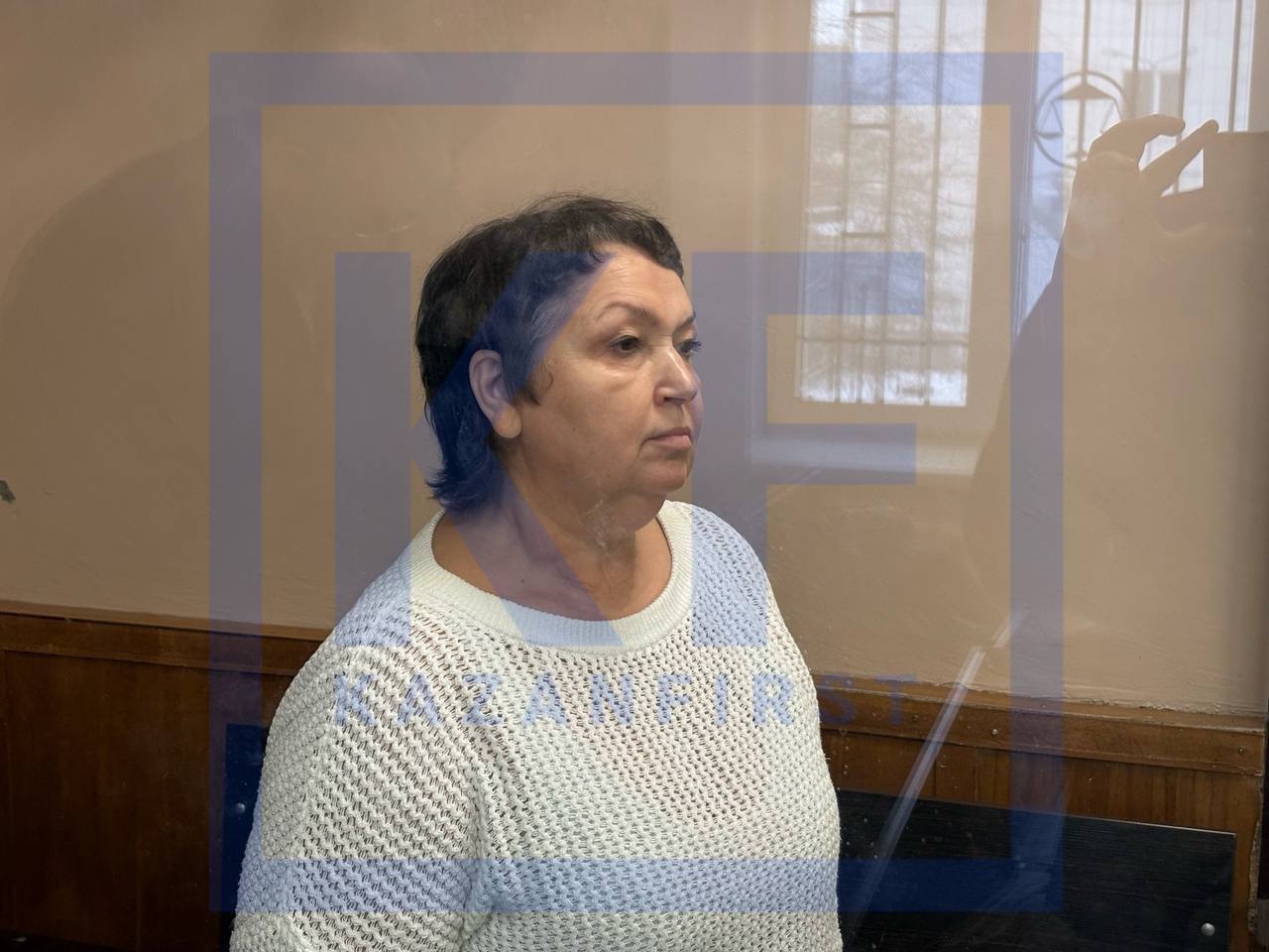 Экс главу татарстанской Справедливой России приговорили к 4 годам колонии По данным KazanFirst Рушания Бильгильдеева брала деньги у клиентов своего агентства Пассаж обещая провести коммуникации в коттеджные посёлки но ничего не делала Некоторые люди вообще не получили обещанное жильё Её также обвиняли в том что она взяла деньги у управляющей компании в Челнах Общий ущерб больше 38 млн рублей пострадали 136 человек Прокуратура просила для неё 8 лет тюрьмы но суд назначил 4 года Часть обвинений сняли потому что прошло слишком много времени Бильгильдеева свою вину не признаёт но сказала что приговор считает справедливым Она может подать апелляцию Почти три года она провела под домашним арестом Летом ей открыли ещё одно дело по подозрению в посредничестве во взяточничестве Сейчас она в СИЗО Прислать фото или видео можно через KznOtvetBot А по рекламе ReklamaTatBot