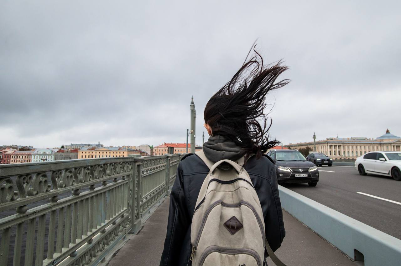 В первый день лета на Петербург обрушится сильный ветер Порывы ветра будут местами достигать 17 м/с, предупреждает ГУ МЧС по Петербургу. Воскресенье пройдёт без существенных осадков. Ночью температура воздуха составит +8...+10 градусов тепла, днём — +16...+18 градусов. Сергей Ермохин/"ДП"