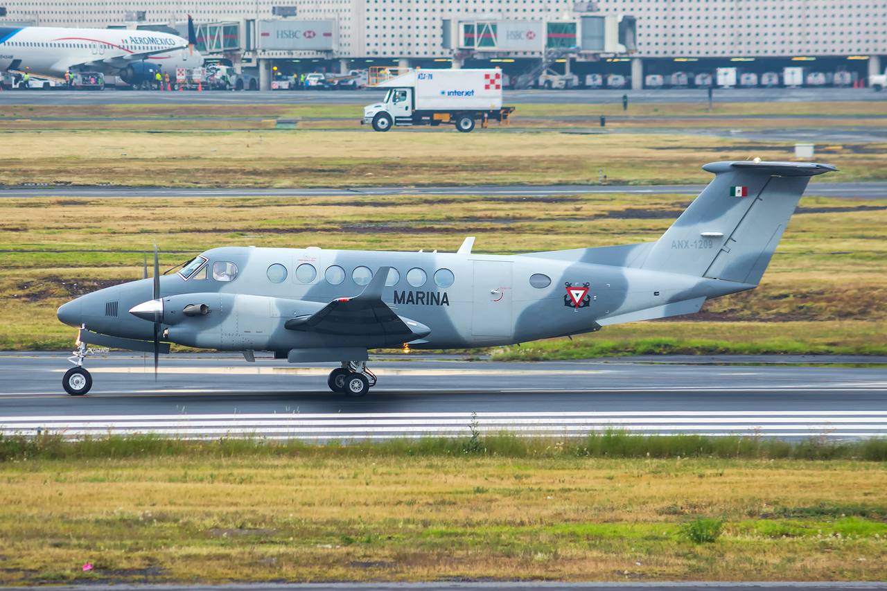 Катастрофа самолёта ВМС Мексики Небольшой двухдвигательный турбовинтовой самолёт Beechcraft King Air A350i б н ANX 1209 принадлежавший ВМС Мексики разбился во время захода на посадку в районе Галвестона штат Техас США На борту находились восемь человек четыре члена экипажа военнослужащих ВМС Мексики а остальные четверо гражданскими лицами Самолёт выполнял полёт в рамках гуманитарной миссии координируемой фондом Мишу и Мау Fundación Michou y Mau в рамках программы План Марина и его целью была доставка пациентов с особыми медицинскими потребностями В результате поисково спасательных работ Береговой охраной США были спасены четыре человека Двое человек погибли поиски остальных находившихся на борту продолжаются    AviaNews