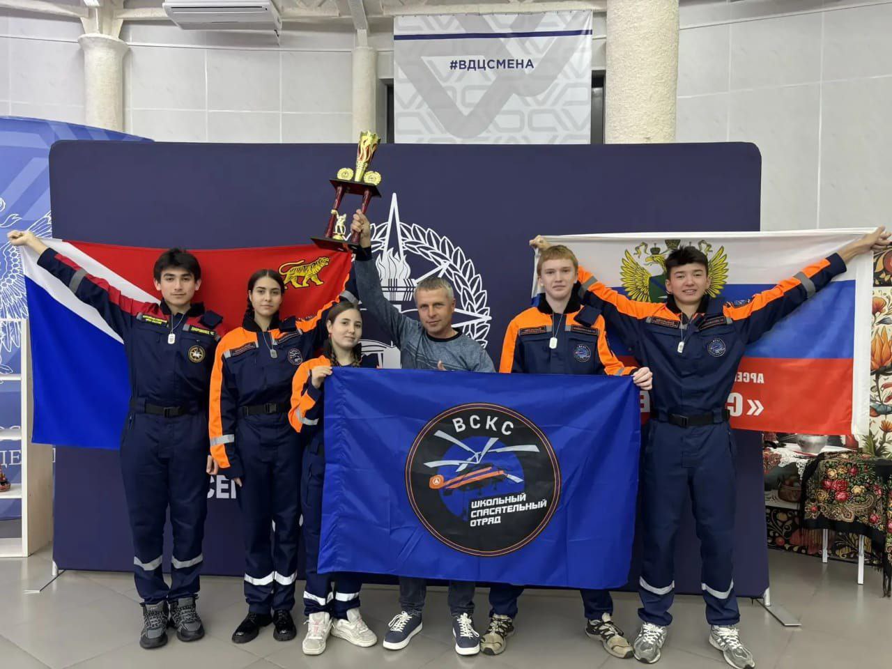 Команда из г Арсеньев заняла второе место в финале Всероссийских соревнований среди школьных спасательных отрядов Школьники применили широкий спектр навыков и знаний в самых разнообразных и сложных испытаниях Среди них были оказание первой помощи пожарная эстафета и использование средств пожаротушения спасение на воде альпинизм спортивное ориентирование и визуальные сигналы спасения поисково спасательные работы Наши ребята показали высокий уровень подготовки в условиях максимально приближенных к реальным чрезвычайным ситуациям И достойно представили наш регион на федеральном уровне