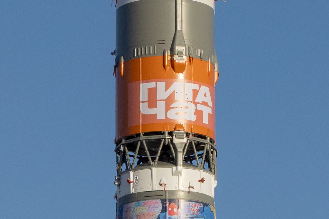 ГигаЧат отправят работать в космос Нейросеть интегрируют в ноутбук на МКС ИИ возьмёт на себя анализ голосовых заметок и комментариев которые будут давать члены экипажа к экспериментам и наблюдениям Раньше на это уходило очень много времени потому что всё выполнялось вручную а теперь благодаря ГигаЧату эту часть работы можно выполнять на борту в ускоренном режиме Даже на орбите есть на кого положиться Милорд