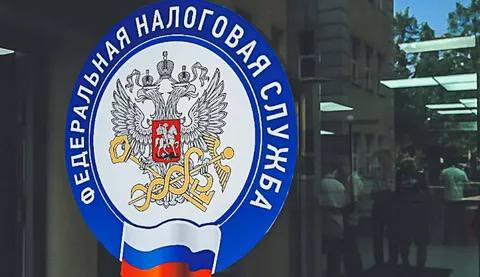 ФТС России и ФНС России подписали соглашение об информационном взаимодействии Документ предполагает оперативный обмен информацией из баз данных ведомств в целях обеспечения соблюдения права ЕАЭС и законодательства РФ В перспективе обмен данными позволит снизить издержки добросовестного бизнеса в том числе за счет сокращения объемов предоставляемых документов и сведений в рамках контрольных мероприятий В ходе совместного заседания общественных советов участники обсудили накопленный опыт в рамках реализации налогового и таможенного мониторинга а также инструменты борьбы с серым импортом Особое внимание уделили реализации и запуску с 1 апреля 2026 года национальной системы подтверждения ожидания товаров СПОТ Она предполагает обязательное предварительное информирование о ввозе товаров и уплату обеспечительного платежа В рамках совместной работы ФТС России будет наделена полномочиями по контролю наличия подтверждения информации о предстоящей поставке товаров из стран ЕАЭС Мы не просто так вводим систему подтверждения ожидания товаров Мы создаем очень серьезный арбитраж между легальным ввозом в страну который администрирует таможенная служба и серым импортом через страны ЕАЭС отметил Даниил Егоров