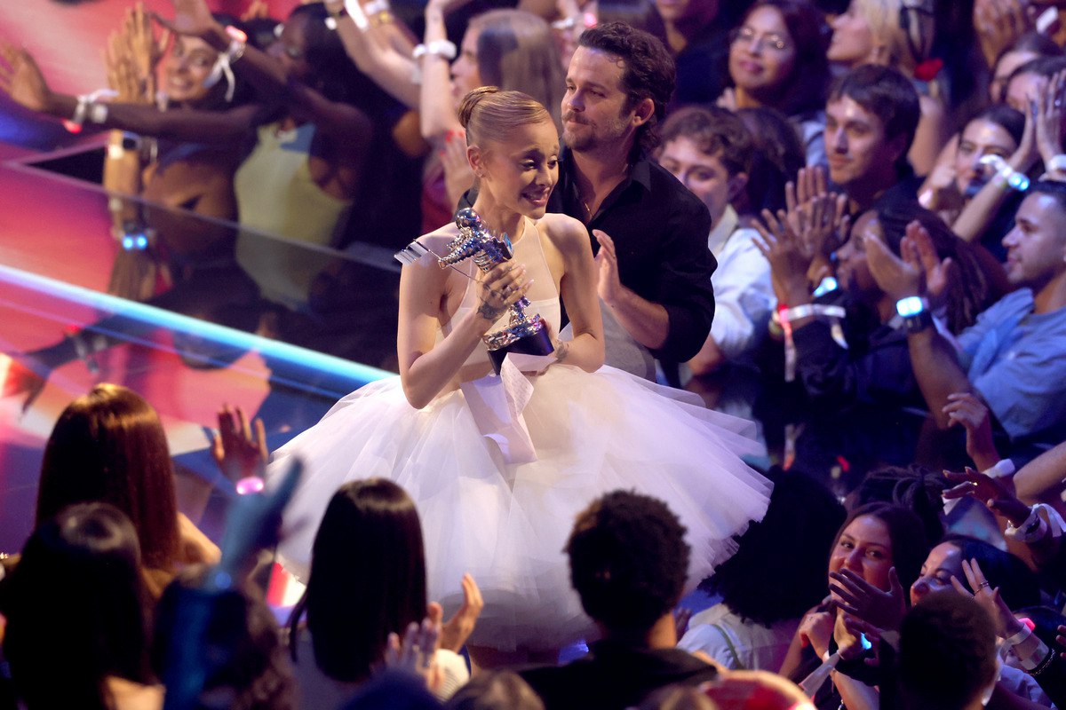 В Нью Йорке прошла церемония награждения MTV Video Music Awards Главную награду Видео года получила Ариана Гранде за клип на Brighter Days ahead Больше всего статуэток четыре унесла домой Леди Гага Сабрина Карпентер победила в трех номинациях в том числе Альбом года за Short n Sweet Песней года признали трек APT записанный Розэ с Бруно Марсом Звание Лучшая музыкальная группа досталась Blackpink Лучшей музыкальной коллаборацией стала композиция Die With a Smile Гаги и Марса Полный список победителей тут Больше новостей в Daily News