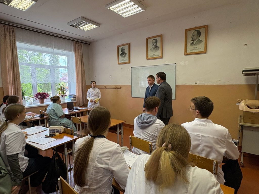 Глава минздрава Рязанской области пообщался со студентами Касимовского медколледжа Министр здравоохранения региона Александр Пшенников побывал с рабочей поездкой в Касимове, посетил медицинский колледж, где в настоящее время проходят обучение по разным направлениям 272 студента. «Это активные и талантливые ребята, все они с удовольствием познают профессию. Чтобы мотивировать их учиться лучше и еще больше влюблять в профессию, будем развивать материально-техническую базу колледжа. Время обновления пришло», – написал Александр Пшенников на своей странице в соцсети. Еще одной точкой посещения стала Касимовская ЦРБ. «Здесь студенты проходят практику, а когда учеба завершилась, остаются работать. Помимо зарплаты мы должны обеспечить им благоприятную атмосферу на рабочем месте. Только так мы удержим молодых специалистов в профессии. – отметил глава регионального минздрава. – Приятно, что во всех вопросах мы находим поддержку у главы администрации Касимовского муниципального округа Ивана Аркадьевича Бах...