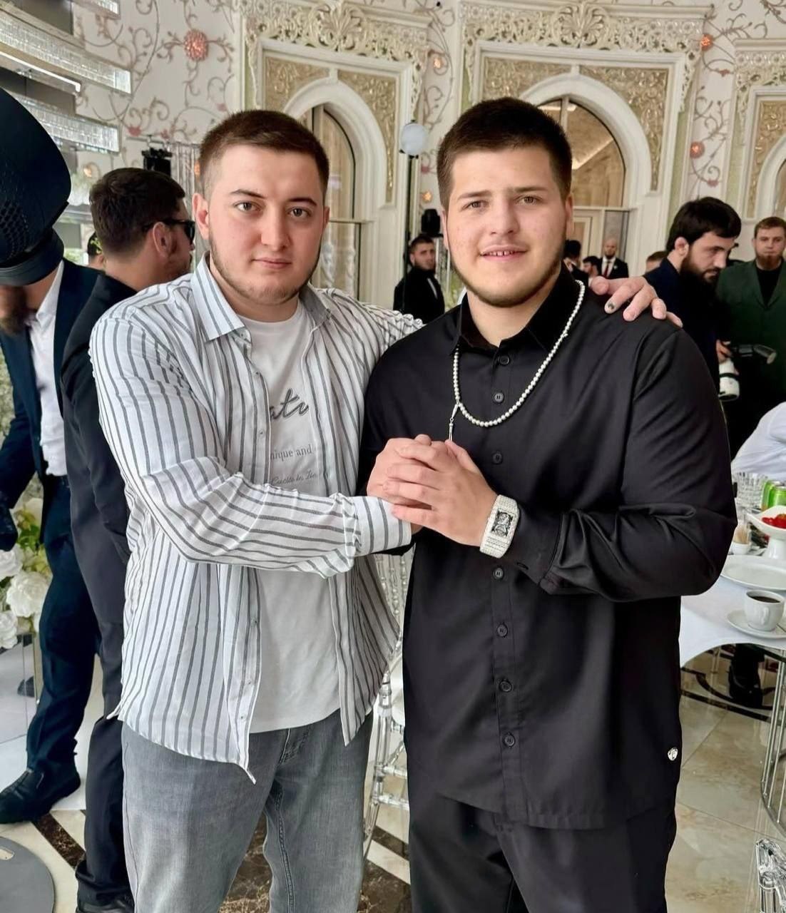 Сын Кадырова носит часы за $27 млн 17-летний Адам Кадыров на свадьбе носил часы Jacob & Co. с 320 бриллиантами стоимостью 27,7 млн долларов. Стоимость часов в сотни раз превышает официальные доходы чиновников в регионе, что вызывает вопросы об источниках доходов. Кремлёвская Стабильность - Наш VPN