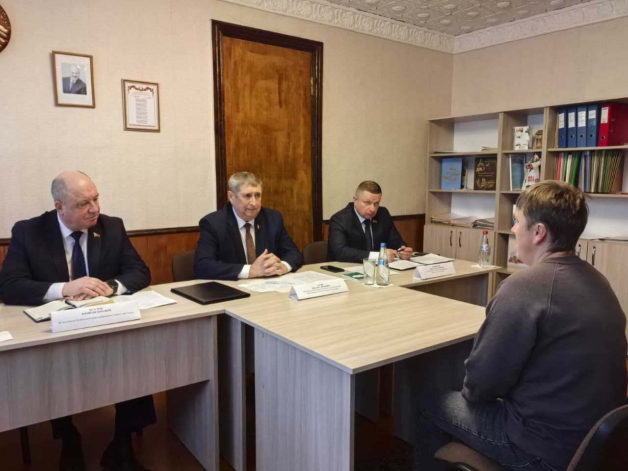 Председатель Постоянной комиссии Совета Республики по законодательству и государственному строительству Михаил Русый провел личный прием граждан в том числе индивидуальных предпринимателей их представителей и представителей юридических лиц в Гомельской области Сыродский сельский исполнительный комитет К парламентарию обратились по вопросам оказания содействия в трудоустройстве выплаты материальной помощи ремонта дорожного покрытия переулка Криничный переулок в песчано гравийном исполнении и др На приемах граждан спектр вопросов всегда довольно большой Справедливое отношение к людям должно быть в основе работы с обращениями граждан Глава государства Александр Лукашенко на этом акцентировал внимание Люди рассчитывают получить конкретную помощь в решении своих проблем и она должна быть своевременной и результативной отметил сенатор Михаил Русый внимательно выслушал обратившихся детально разобрался в каждой ситуации дал необходимые разъяснения Ряд вопросов парламентарий взял на контроль Также на приеме присутствовали председатель Калинковичского районного исполнительного комитета Павел Силивончик председатель Калинковичского районного Совета депутатов Юрий Красюк и другие заинтересованные должностные лица