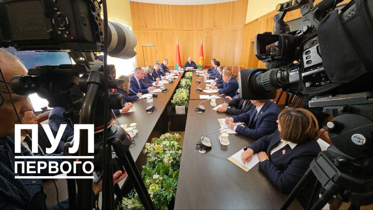 Александр Лукашенко Наши люди должны знать что картофеля в Беларуси достаточно Об этом Президент заявил на совещании по актуальным вопросам развития картофелеводства в Беларуси Александр Лукашенко напомнил что в свое время тема картофеля приобрела общественное звучание в том числе в средствах массовой информации Слава богу горячей войны у нас нет Информационная война идет с нарастающим накалом И если не снимать подобные симптомы болезни это будет плохо в будущем Поэтому люди наши должны знать что картофеля как всегда в Беларуси достаточно А в этом году и в будущем до нового урожая предостаточно сказал Президент Глава государства также предупредил руководство торговых сетей о недопустимости отсутствия на полках качественного и доступного отечественного картофеля Поддержать канал бустами Inst TikTok ВК OK FB