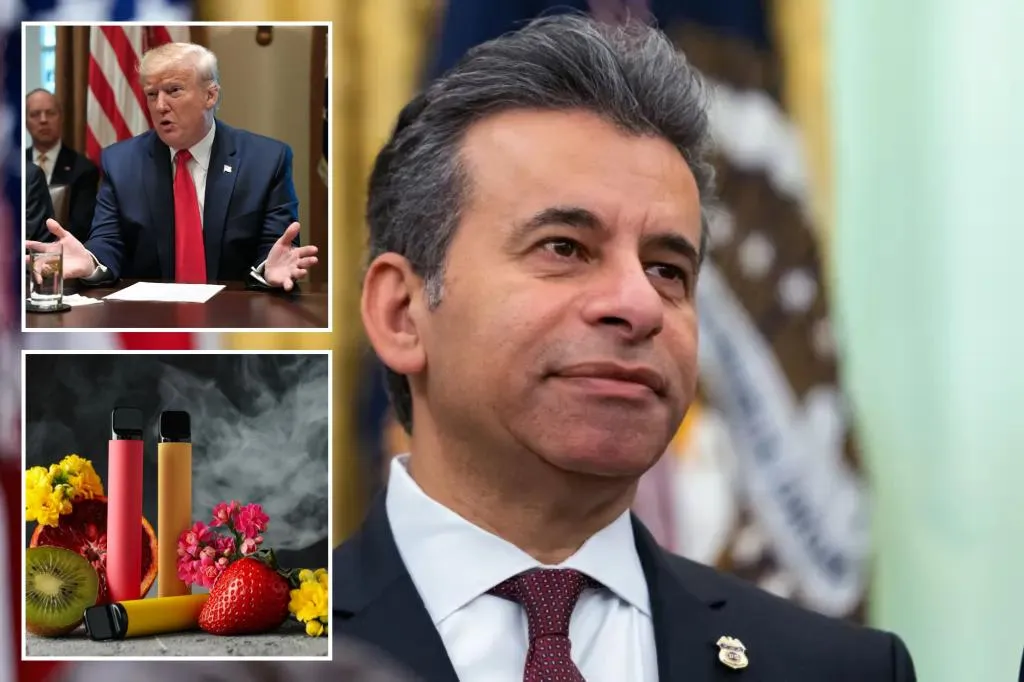 Глава FDA Марти Макари уйдет в отставку после разногласий с Трампом Комиссар FDA Марти Макари объявит об уходе с должности после чуть более года работы в администрации Дональда Трампа По данным журналистов исполняющим обязанности главы FDA станет Кайл Диамантас Трамп планировал уволить Макари после его отказа одобрить новые ароматизированные электронные сигареты Кроме того главу FDA критиковали противники абортов требовавшие ужесточить ограничения на препарат мифепристон Сенатор республиканец Билл Кэссиди раскритиковал Макари после одобрения второго дженерика препарата для медикаментозного аборта и обвинил FDA в затягивании проверки безопасности мифепристона Сам Трамп на выходных заявил журналистам что ничего не знает о возможном уходе главы FDA хотя читал об этом Геополитика