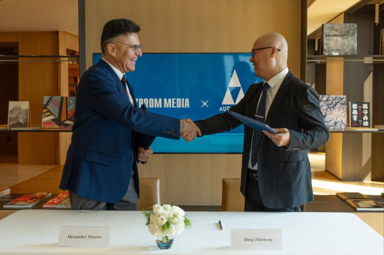 Газпром Медиа Холдинг и китайская компания Beijing Auranova Technology Culture Media заключили меморандум о сотрудничестве Документ подписали генеральные директора компаний Александр Жаров и Дин Чжишэн Событие состоялось в Пекине на фоне государственного визита президента России Владимира Путина в Китай Подписание этого меморандума первый и очень важный шаг в нашем партнерстве особое внимание в рамках которого будет уделено сотрудничеству в области применения искусственного интеллекта в кино и анимационном производстве Мы также договорились с нашими китайскими коллегами о будущей встрече которая состоится совсем скоро Убежден что сегодня мы заложили фундамент наших будущих совместных побед Александр Жаров Меморандум закладывает основу для развития долгосрочного партнерства в медиаиндустрии с акцентом на применение технологий искусственного интеллекта Кроме того совместная работа будет вестись по направлению применения искусственного интеллекта для создания сценариев сложной графики и разработки образов героев художественных анимационных и кинокартин Холдинг уделяет особое внимание развитию международного сотрудничества в информационной сфере а также в вопросах производства и распространения медиаконтента Подробнее читайте на нашем сайте GPMofficial