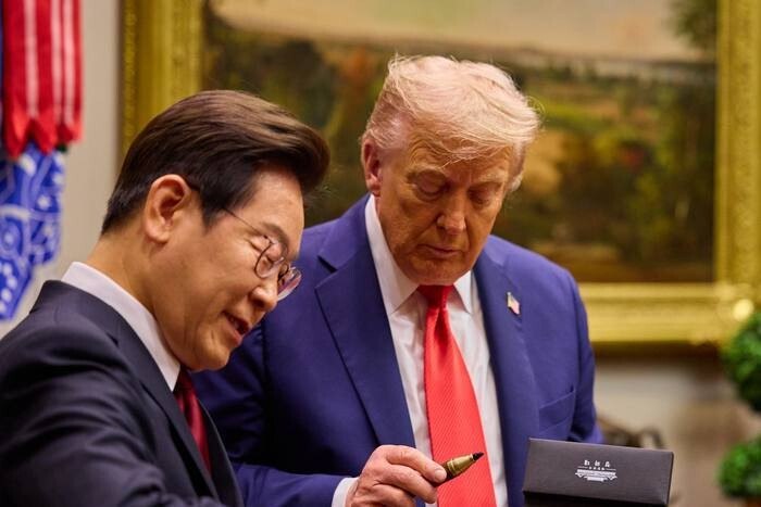 Трамп похвалил ручку президента Южной Кореи после этого выросли на 30 акции производителя канцелярских товаров Monami Президенту США подарили эту ручку но её производитель неизвестен vc ru money 2180678