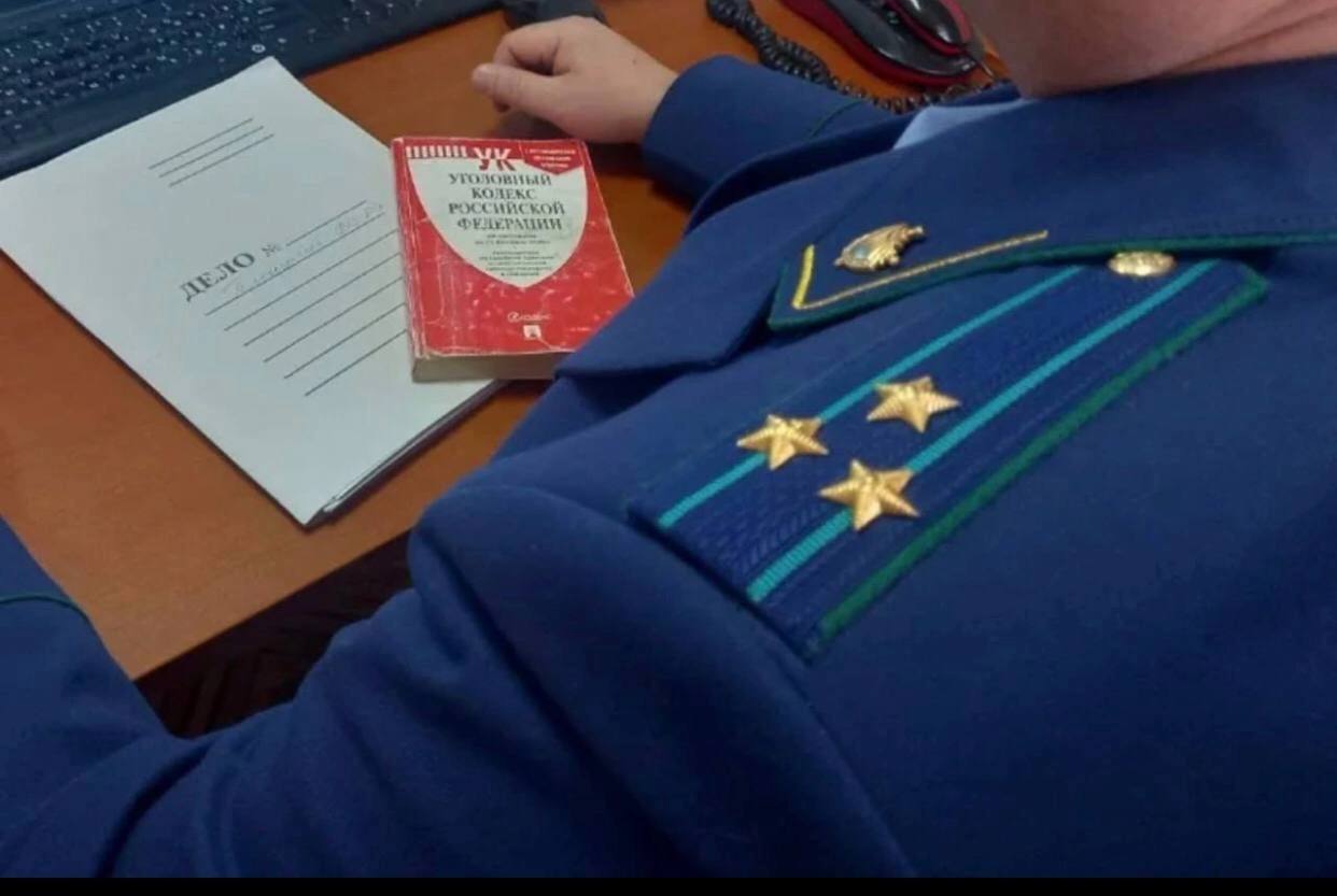 Жительница г Новочебоксарска обвиняется в истязании своего сына Факты незаконных действий со стороны 34 летней горожанки были выявлены в ходе прокурорской проверки  В ходе участия сотрудников прокуратуры города в рассмотрении гражданского дела о лишении женщины родительских прав были установлены факты применения ей насилия к своему ребенку 2013 г р Дальнейшая проверка подтвердила указанный факт Материалы проверки были направлены в правоохранительные органы для возбуждения уголовного дела по п г ч 2 ст 117 УК РФ истязание несовершеннолетнего и ст 156 УК РФ неисполнение обязанностей по воспитанию несовершеннолетнего сопряженное с жестоким обращением с ним В ходе предварительного следствия были установлены дополнительные факты нанесения ребенку побоев и совершения иных насильственных действий в течение 2024 г что указывало на системность указанных действий  В настоящее время уголовное дело направлено прокуратурой в суд для рассмотрения по существу