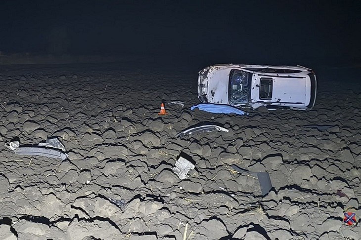 Водитель Chevrolet погиб в ДТП которое случилось около полуночи в Урюпинском районе Волгоградской области передает V102 RU По данным ГУ МВД России по региону на 3 км автодороги Урюпинск Дубовский Алексеевская мужчина не справился с управлением В результате иномарку занесло она вылетела с дороги в кювет и перевернулась Тяжелые травмы получил водитель который скончался до приезда врачей скорой помощи В больницу были доставлены два пассажира включая 16 летнего юношу Мы в МАХ max ru v102ru Подписывайтесь