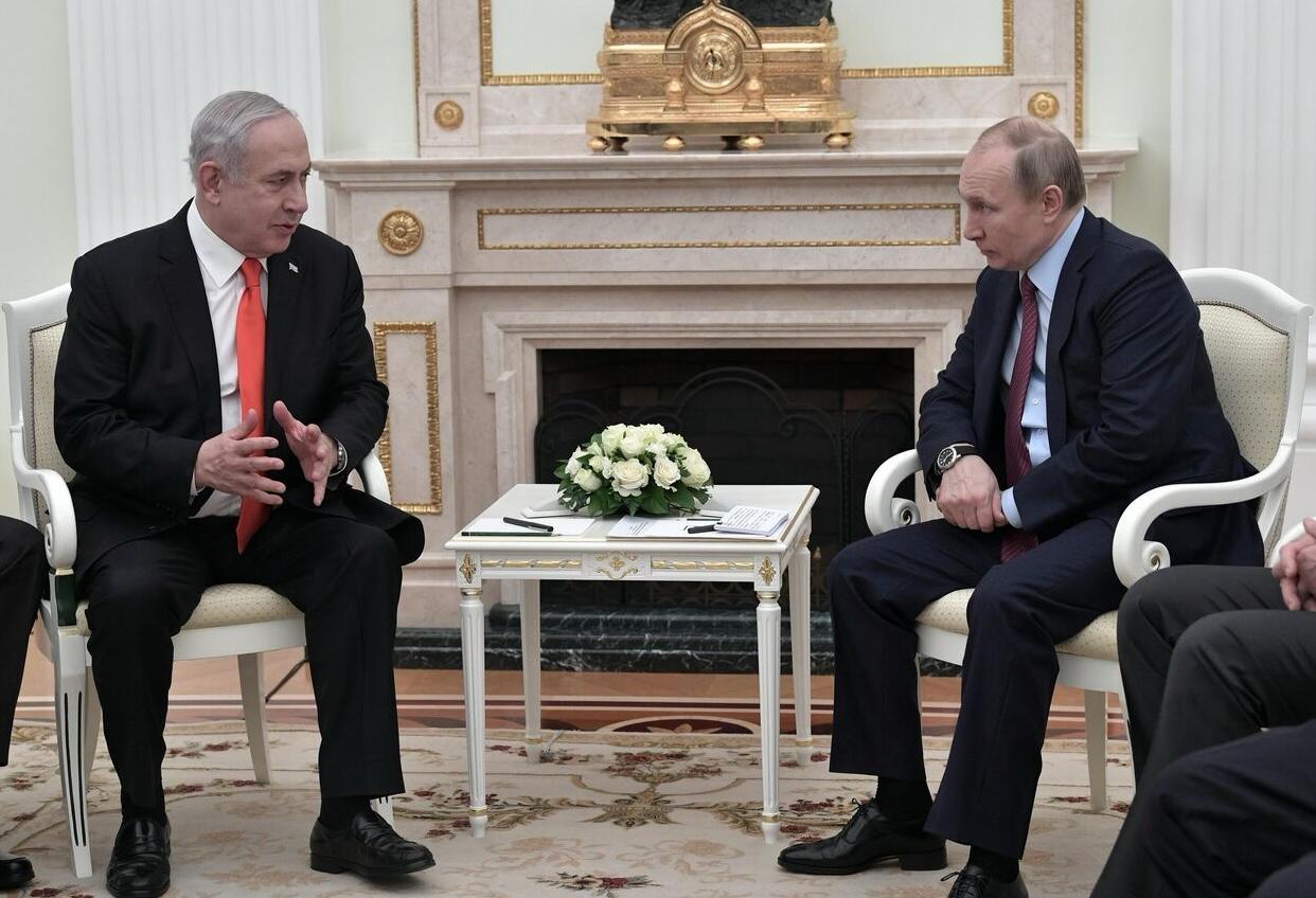 Владимир Путин поговорил по телефону с Биньямином Нетаньяху уведомил Кремль Президент РФ и премьер министр Израиля обсудили положение дел на Ближнем Востоке Среди тем ситуация вокруг Ирана Путин изложил принципиальные подходы для обеспечения стабильности и подтвердил готовность российской стороны к посредническим усилиям