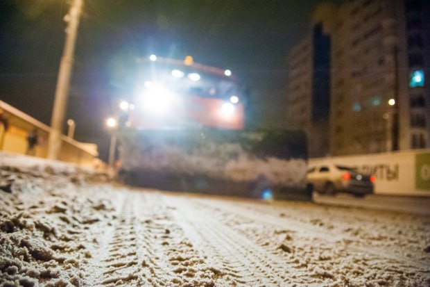 На трассах Волгоградской области круглосуточно дежурят дорожные службы В течение минувших суток 105 единиц специализированной техники обеспечивали безопасное движение по федеральным региональным и межмуниципальным дорогам По данным ФКУ Упрдор Москва Волгоград на федеральных трассах дежурили 36 машин На региональные и межмуниципальные дороги вышли 69 единиц техники Всего было использовано более 1 4 тыс тонн противогололедных материалов сообщили в облкомдортрансе Особое внимание дорожные службы уделяют обработке искусственных сооружений спусков и подъемов Отмечается что мониторинг ведется круглосуточно При необходимости будет задействовано свыше 300 единиц техники