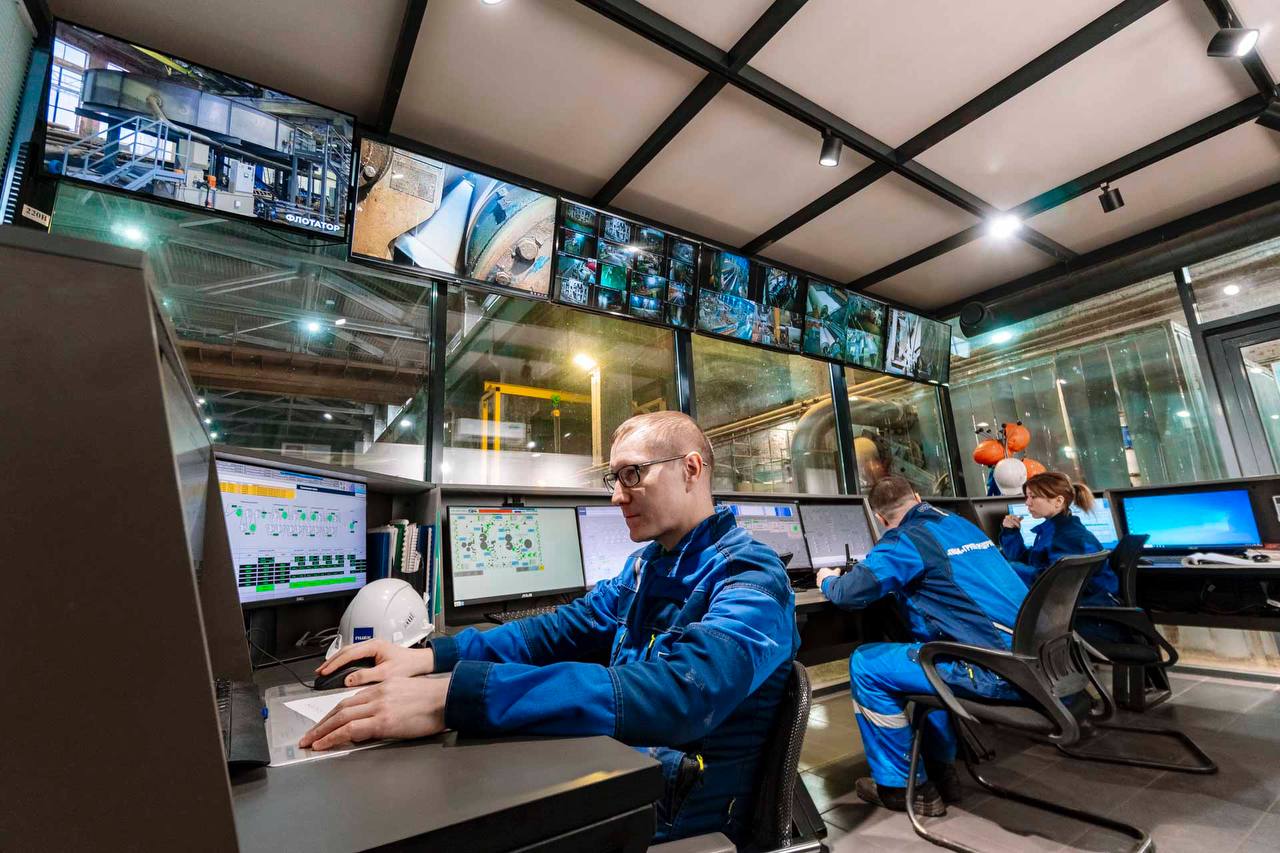 Как сделать предприятие эффективнее Пермский комбинат поделился способами автоматизации В Москве на Российском межотраслевом саммите ПромIT ИТ новации для промышленности представители ПЦБК рассказали о единстве автоматизированной системы управления технологическими процессами АСУ ТП Что сделал пермский комбинат Создал систему которая соответствует мировым трендам развития производства Чем это может помочь отрасли сократить количество брака снизить отказы оборудования снизить издержки и зависимость от сторонних разработчиков повысить прозрачность технологических процессов и гибкость в условиях изменяющихся рынков Подробнее о системе представители ПЦБК рассказали URU RU