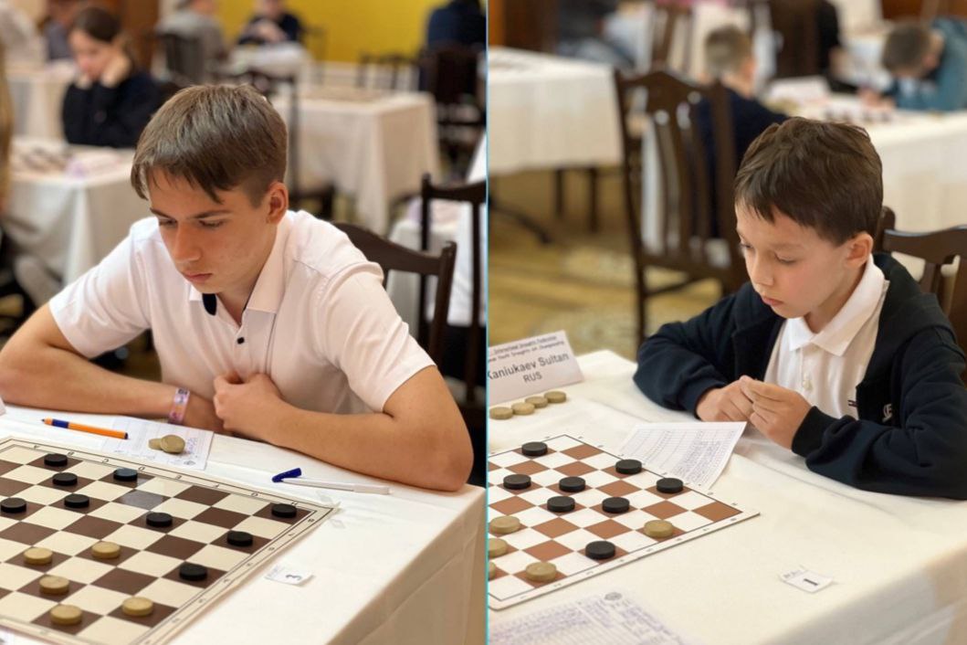 Роман Улендеев и Султан Канюкаев стали призерами первенства мира по шашкам С 28 октября по 8 ноября в Турции проходит первенство мира по русским шашкам 29 октября состоялись соревнования в молниеносной игре блиц Бронзовым призером среди юношей до 17 лет стал представитель сборной России и Самарской области Роман Улендеев Среди юношей до 11 лет бронзовую медаль завоевал самарец Султан Канюкаев   Самарский спорт