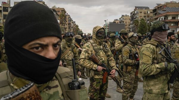 На северо востоке Сирии из тюрьмы вышли около 1 5 тысяч террористов ИГ Около 1 5 тысяч боевиков террористической группировки Исламское государство ИГ были освобождены из тюрьмы в городе эш Шаддади на северо востоке Сирии после подписания соглашения о прекращения огня Об этом 20 января сообщает РИА Новости