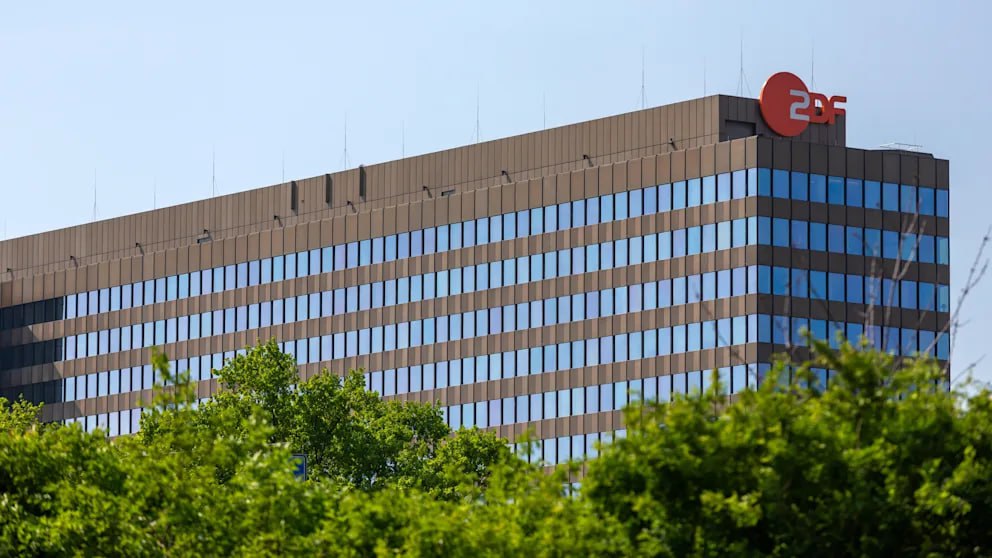 Скандал вокруг ZDF раскрывает горькую правду о репортажах из Газы Комментарий политического обозревателя BILD Филиппа Пятова Случай с палестинским террористом который годами работал на ZDF выявил горькую правду о репортажах из Газы Эта правда такова ни один телеканал и ни одна газета на самом деле не знают исходят ли поступающие из сектора Газа сведения от ХАМАС ХАМАС осознал что пропаганда его главное оружие и делает всё чтобы проникнуть в западные СМИ Настоящих критически настроенных журналистов подавляют а террористов внедряют в редакции или партнёрские фирмы ZDF следовало это знать и проявить особую тщательность Но на вопрос как именно телеканал проверял свои партнёрские компании ответа нет Вероятно потому что в Газе попросту невозможно установить кто принадлежит к террористической организации кто связан с ней родственными узами и кто поддаётся её шантажу Поэтому с момента нападения ХАМАС на Израиль 7 октября 2023 года из сектора Газа почти не поступало материалов критических по отношению к террористам втянувшим регион в войну К сожалению слишком многие журналисты закрывают на это глаза и говорят раз Израиль нас в Газу не пускает у нас нет другого выхода Да то что Израиль ограничивает доступ журналистов это ошибка Но ни одно серьёзное СМИ не стало бы нанимать российских солдат только потому что не может попасть на фронт Хочется верить что теперь ZDF проснётся и полностью пересмотрит свой подход к освещению событий в Газе Этого телеканал обязан зрителям оплачивающим сборы на общественные медиа BILD Russian