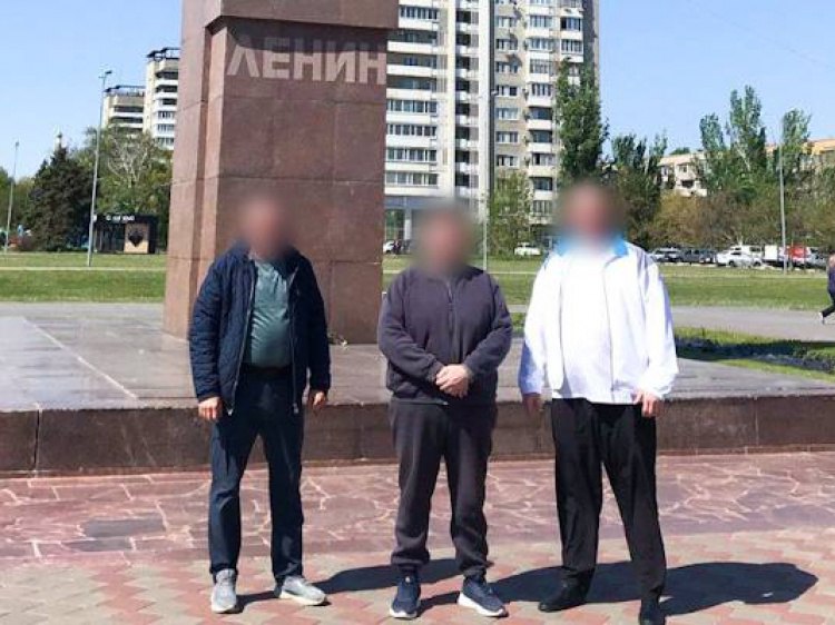 Примерных осужденных волжской ИК-12 поощрили выездом к памятнику Ленина В честь Первомая в исправительных учреждениях Волгоградской области осужденных поощрили выездами за пределы колонии. Поощрение в виде прогулки получили заключенные исправительных колоний № 5 и № 12, а также лечебно-исправительных учреждений № 15 и № 23, отличившиеся примерным поведением. Как сообщили Волжский.ру в пресс-службе УФСИН по региону, осужденные выехали за пределы колоний в сопровождении сотрудников колоний. Они поучаствовали в праздничных мероприятиях и посетили Мамаев Курган. В Волжском осужденных привели к памятнику им. В.И. Ленину. Подробнее на Волжский.ру: