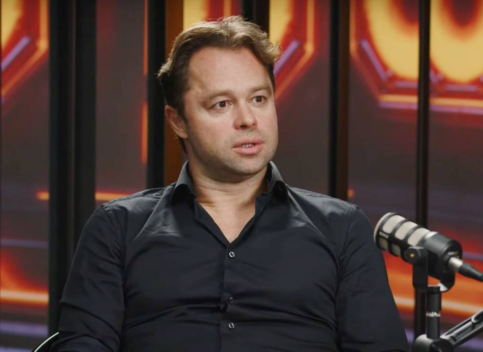 Виталий Гогунский отреагировал на скандал из-за высказывания о женщинах. В интервью Super он опроверг слова бывшей жены Ирины. «Если бы для меня женщины были низшим сортом, я думаю, у меня в жизни не получилось бы ничего. Вся моя история успеха, в том числе, это огромный вклад женщин», — пояснил актёр. Также он заявил, что фраза о том, что женщина должна быть в хорошем настроении рядом с мужчиной, была вырвана из контекста. Верим? — поздно.